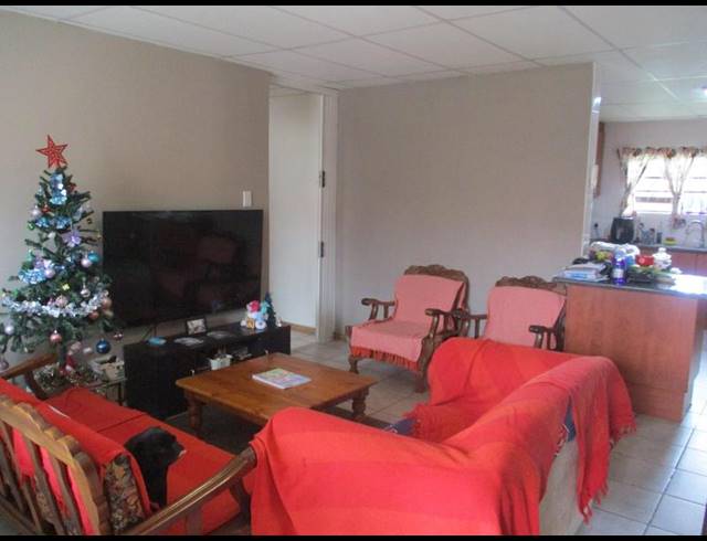 3 BEDROOM TOWNHOUSE FOR SALE IN LANGENHOVENPARK